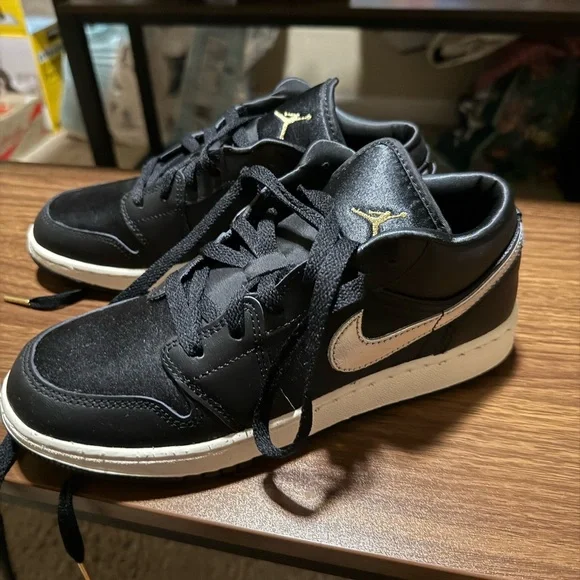 Jordan 1 Low SE “Black/Metallic Silver/Sail/Metallic Gold" - Picture 2 of 9